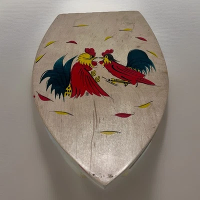 Prensa de hamburguesas vintage de madera con gallos pintados Foto 1 de 4