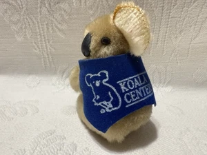 Koala Centers - hellbraunes Fell/blau mit weißem Logo Shirt - Plüsch 2,5" Pencil Hugger/Halter - Bild 1 von 7