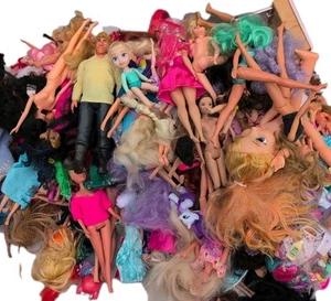 120 + Disney Princess / Barbie Puppen und andere Restposten Konvolut gemischte Figuren - Bild 1 von 22