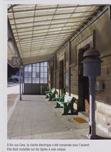 2008  --  CANTAL   VIC SUR CERE   LA CLOCHE ELECTRIQUE EN GARE  3C895 - Imagen 1 de 1