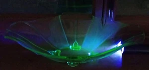 Vintage Schale aus Glas mit Fuß Art Deco Urangrün  - Bild 1 von 8