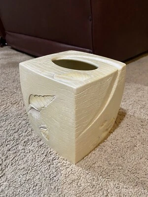 "Cubierta de caja de pañuelos de resina pintada a mano Croscill Home Beach Haven 6"" de alto conchas marinas" Foto 1 de 4