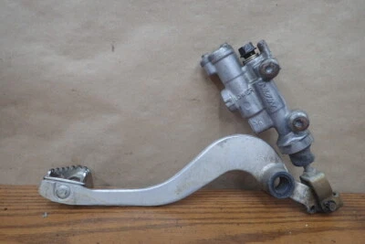 Honda CRF250R 2006 cilindro maestro de freno trasero con pedal de palanca de freno Foto 1 de 4