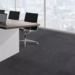 Azulejos de alfombra de poliéster pelar y pegar 15 piezas 24" X 24" con almohadilla de silencio IXPE gris oscuro - Imagen 1 de 16