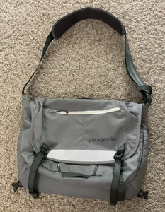 Bolso Bandolera Mensajero Patagonia para Laptop Bolso de Viajero Gris Bolsillos *Algunas Manchas - Imagen 1 de 24