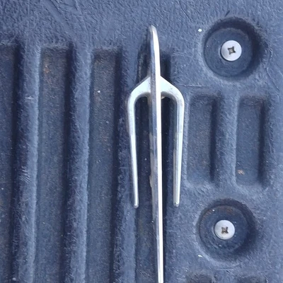 Volvo PV444 PV544 años 60 capó emblema lateral insignia moldura cromada Foto 1 de 3