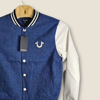 Jaqueta Varsity Masculina True Religion Azul Denim Manga Branca Logotipo Buda Tamanho P - Imagem 1 de 4