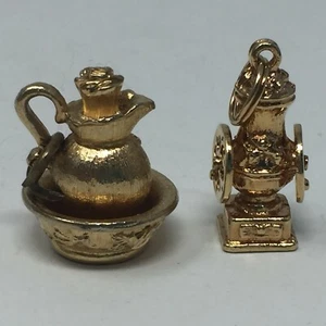 Vintage 2er Set Avon Charms Anhänger goldfarbener Krug und Gelenkschleifer - Bild 1 von 6