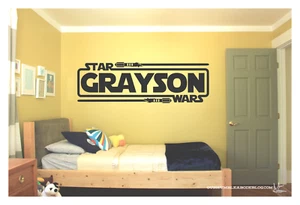 "Calcomanía de vinilo STAR WARS CON SABLES Y nombre arte de pared grande elección de color 36x11" - Imagen 1 de 3