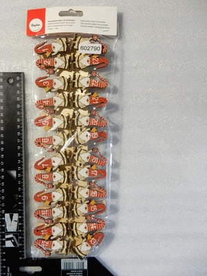 NEU 1 xRayher Adventszahlen Weihnachtswichtel Santa auf 24 Holzklammer OVP - Bild 1 von 3