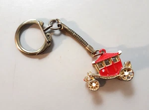 Portachiavi Vintage Carrozza Cenerentola Tono Oro Metallo Smalto Rosso Portachiavi - Foto 1 di 8