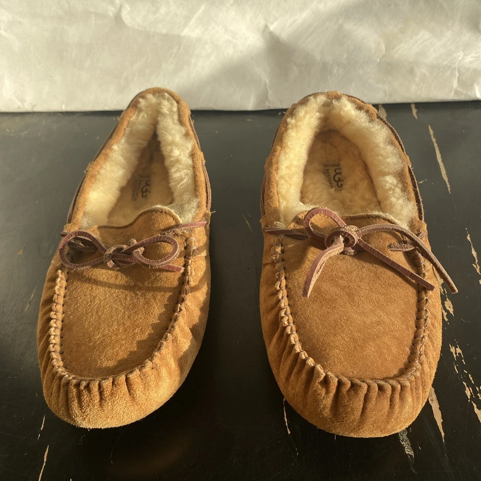 Zapatilla mocasín UGG para mujer de cuero con piel de oveja interior y suela de goma talla 9 Foto 1 de 4