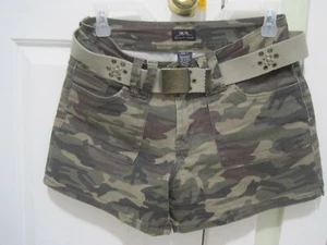 Pantalones Cortos Mujer Bailey's Point Camuflados Talla 7 con Cinturón Plata Oscura-Talla 14 - Imagen 1 de 6