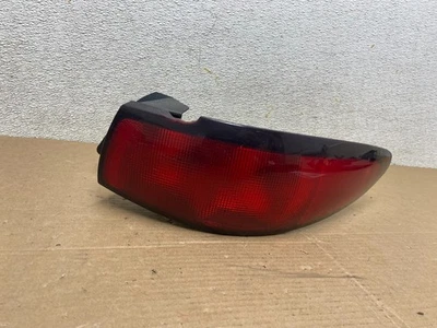 Luz trasera derecha pasajero derecho Ford Escort 1999 a 2002 cupé Q9055 DG Foto 1 de 4
