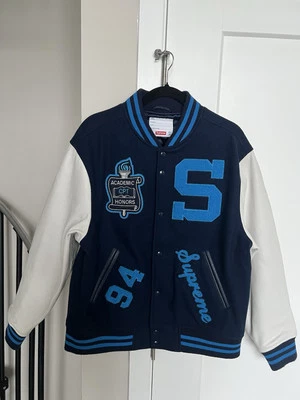 CHAQUETA UNIVERSITARIA SS19 SUPREME TEAM AZUL (M) MEDIANA 2019 Foto 1 de 4