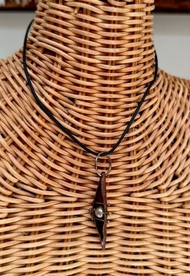 Colgante de perlas de latón de bronce brutalista alemán vintage hecho a mano en cadena de goma Foto 1 de 4