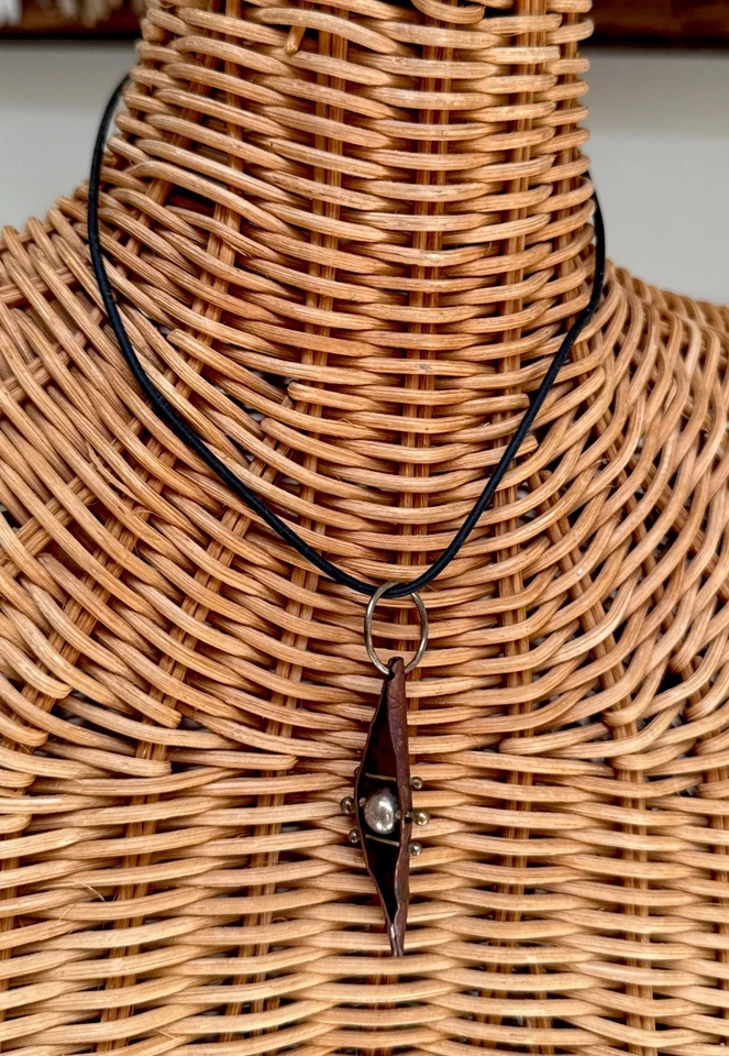 Colgante de perlas de latón de bronce brutalista alemán vintage hecho a mano en cadena de goma Foto 1 de 4