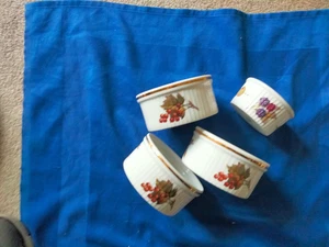 4 x Royal Worcester Evesham Oven to Table Ware Soufflé Dishes 3 x 4" & 1 x 3" - Picture 1 of 3