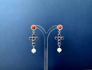 Orecchini crocifisso in argento 925, corallo rosso mediterraneo e perla - Foto 1 di 8
