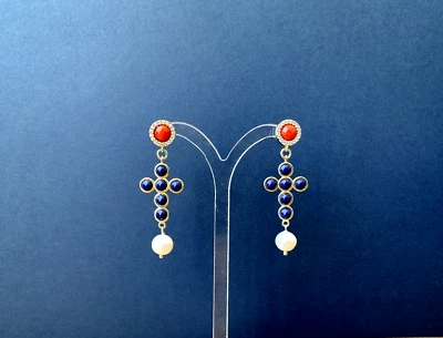 Orecchini crocifisso in argento 925, corallo rosso mediterraneo e perla - Immagine 1 di 4