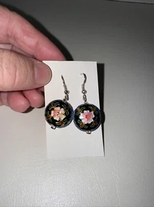 Orecchini pendenti vintage delicati smaltati multicolore cloisonne floreali rotondi neri - Foto 1 di 4