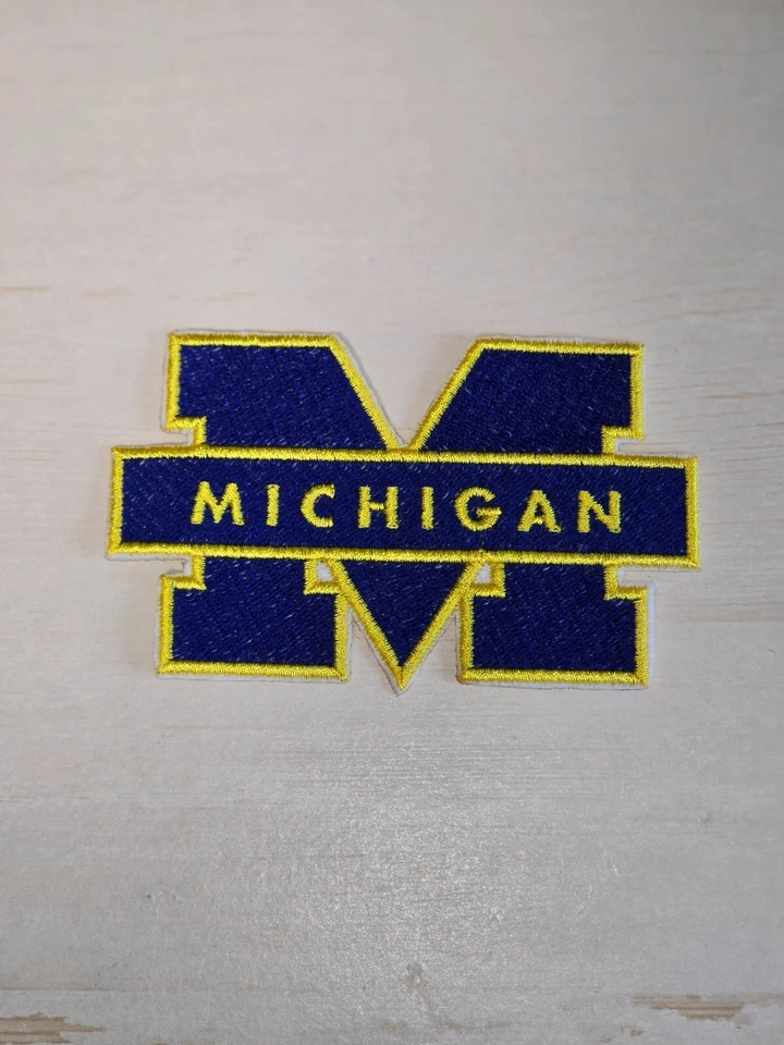 Parche de apliques bordados de hierro de 4 pulgadas Michigan Wolverines Foto 1 de 1