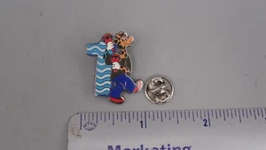 Vintage Toys R Us Geoffrey The Giraffe Maracas Blue 1 One Employee Hat Lapel Pin - Picture 1 of 4