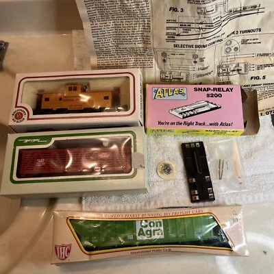 Atlas Snap-Relay 200 and 3 Train cars - Image 1 of 4