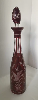 Decantador de vidrio rojo rubí bohemio de colección - rojo corte a claro, motivo de pantano de pato grabado Foto 1 de 4