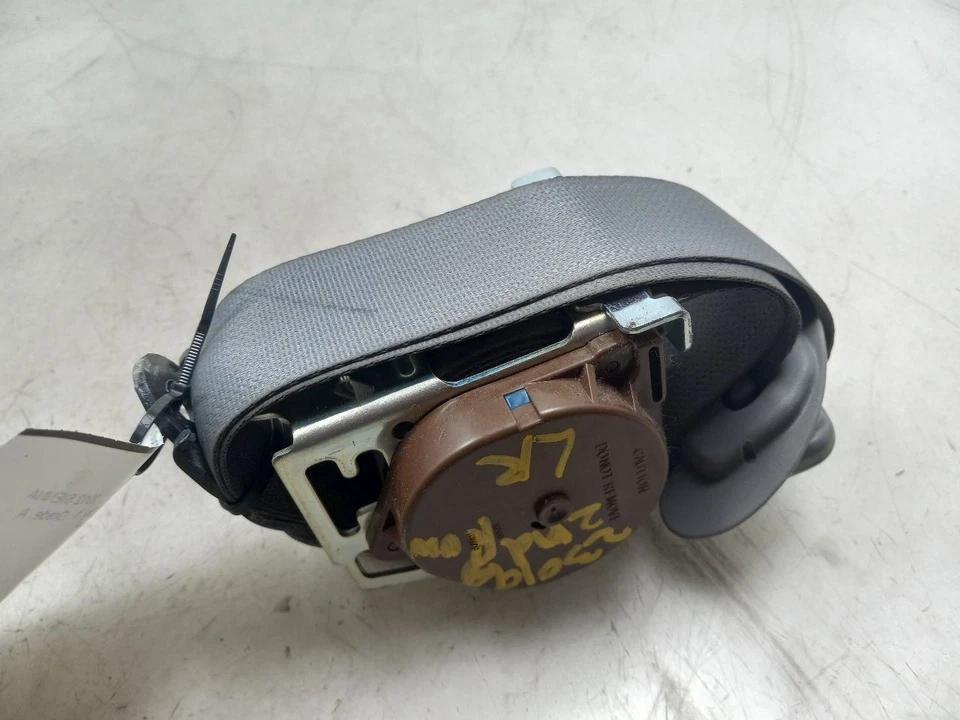 Toyota Sienna Le 2012 3,5 L tracción delantera en el lado del conductor montaje del cinturón de seguridad trasero  Foto 1 de 4