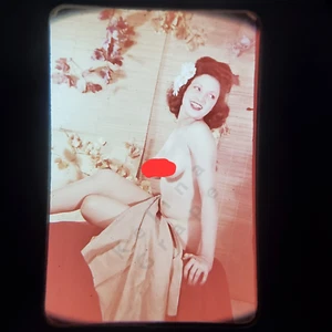 Modelo Pinup Burlesque Años 50 Mujer 35mm Película Diapositiva Topless Nips Flores Sonrientes - Imagen 1 de 3