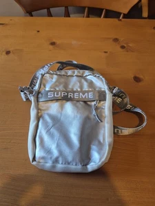 Bolso Bandolera Supreme, FW22, Bolso de Hombro, Plateado, Tela Cordura  - Imagen 1 de 11