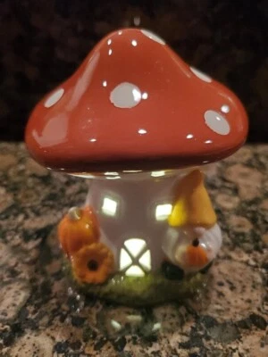 Casa y gnomo de setas iluminadas de otoño naranja quemado. Foto 1 de 2