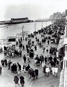 1952 Wire Photo Easter Sunday people crowd on Boardwalk Atlantic City New Jersey - Picture 1 of 2
