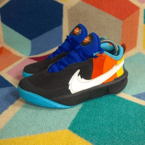 (GS) Nike Space Jam x Team Hustle D10 SE 'Tune Squad' DO6140-001 Größe 6Y - Bild 1 von 8