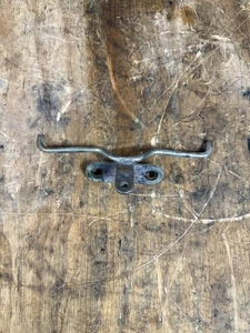 87-06 YAMAHA BANSHEE OEM STEERING COLUMN RADIATOR MOUNT - Bild 1 von 4