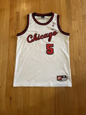 Camiseta Nike Vintage Chicago Bulls Jalen Rose NBA Autêntica Tamanho Médio Branca - Imagem 1 de 4