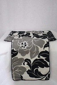 Fundas de almohada de algodón floral en blanco y negro de Rose & Vale 24""x 14"" - hechas en el Reino Unido - Imagen 1 de 4