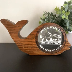 Salvadanaio vintage Myrtle Beach Whale of a Time legno chiaro plexi pancia souvenir - Foto 1 di 8