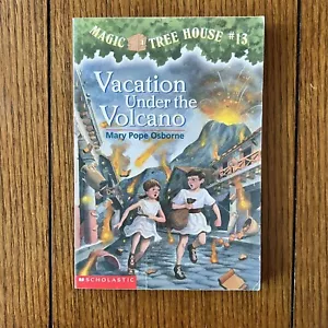 Magic Tree House #13 Vacation Under The Volcano By Mary Pope Osbourne - Foto 1 di 2