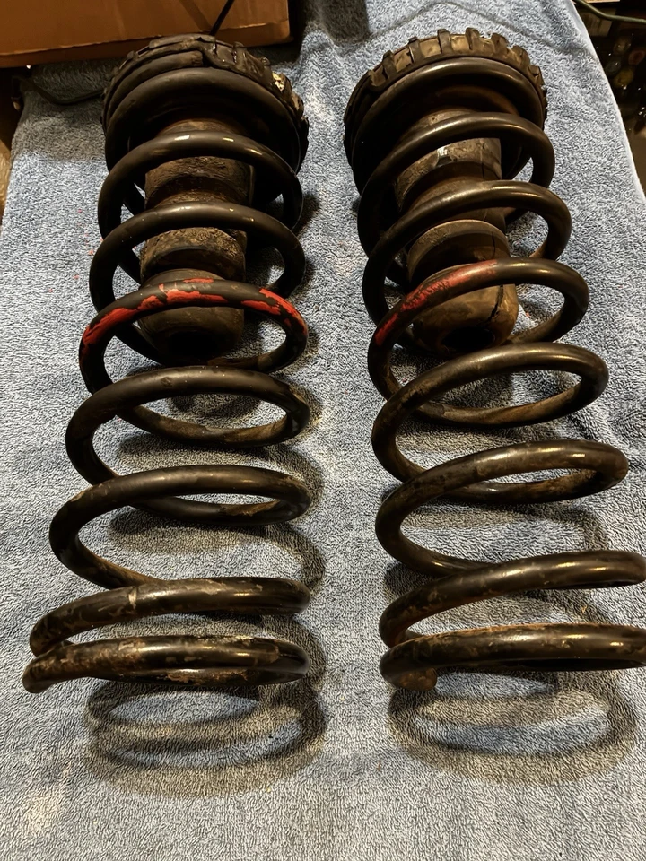 1989 Classic Saab 900 conjunto de mola helicoidal frontal conversível com montagem superior de borracha - Imagem 1 de 4