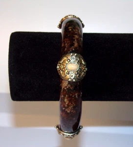 Eleganter marmorierter brauner klobiger Harz Armreif mit goldfarbenen Akzenten und Kunststein - Bild 1 von 5