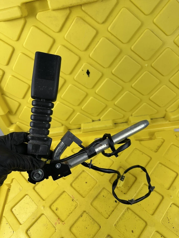 Infiniti QX56 QX80 2011-2017 hebilla del cinturón de seguridad delantero izquierdo del lado del conductor OEM Foto 1 de 4