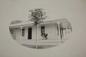 Strana cartolina foto reale RPPC ragazzo che dondola sul suo portico tutto solo formato ovale - Foto 1 di 2