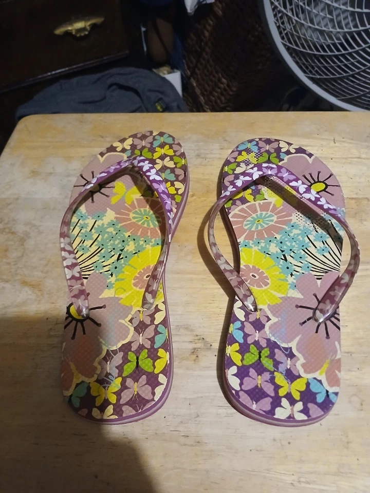 Sandalia chanclas VERA BRADLEY Flutterby púrpura para mujer talla 9-10 Foto 1 de 4