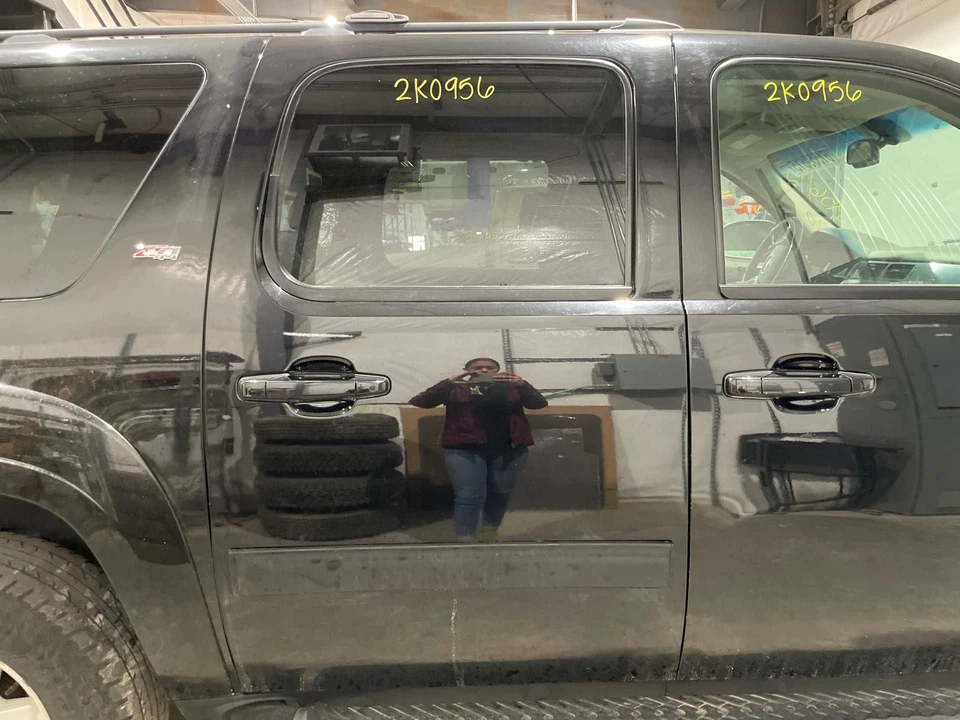 07-14 SUBURBAN Rear Door RHBlack-41U Foto 1 de 4