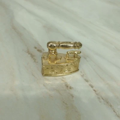 Miniatura Ferro Da Stiro Antico In Ottone Dorato (Casa Delle Bambole) - Immagine 1 di 4