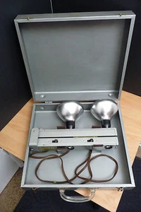VINTAGE SMITH VICTOR L400 FOLDING PHOTO LIGHT BAR WITH A METAL CARRYING CASE - Picture 1 of 12