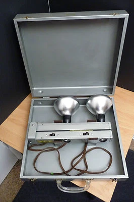 VINTAGE SMITH VICTOR L400 FOLDING PHOTO LIGHT BAR WITH A METAL CARRYING CASE  - Image 1 of 4