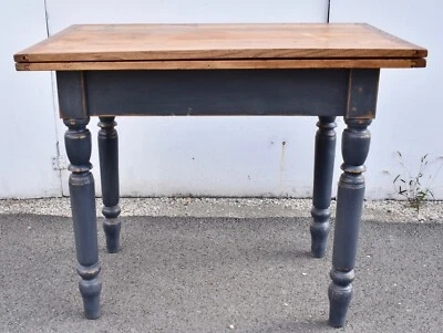 Antigua mesa giratoria de pino y roble pintada Foto 1 de 4